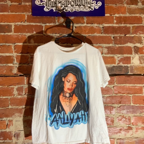 AAliyah large white graphic vintage T-shirt - Picture 2 of 4
